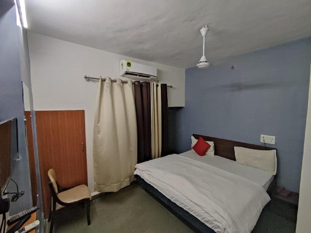 Hotel Krishna Pārdi Exteriör bild